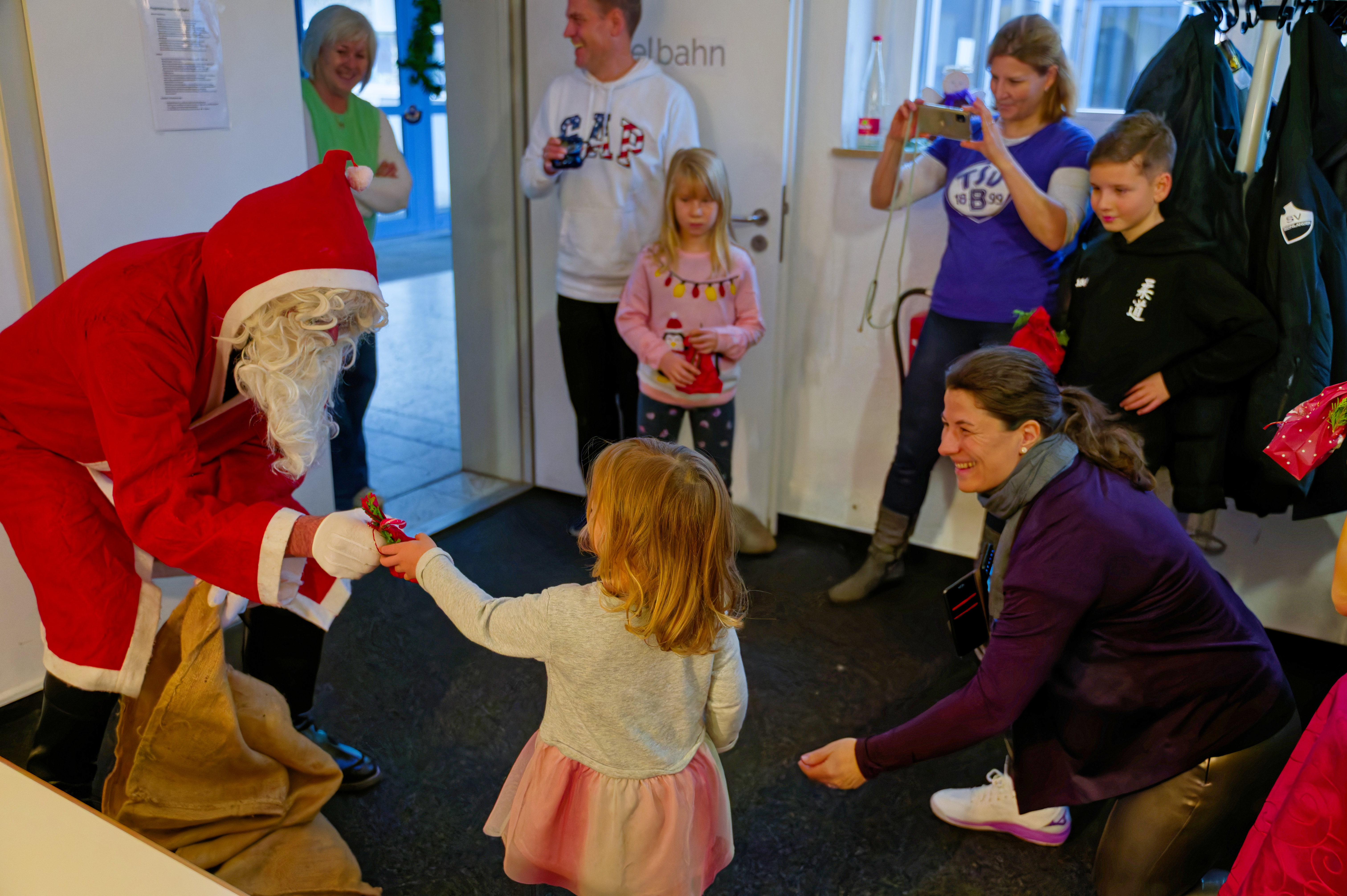 Der Nikolaus (Rudi Scherrle) im Einsatz