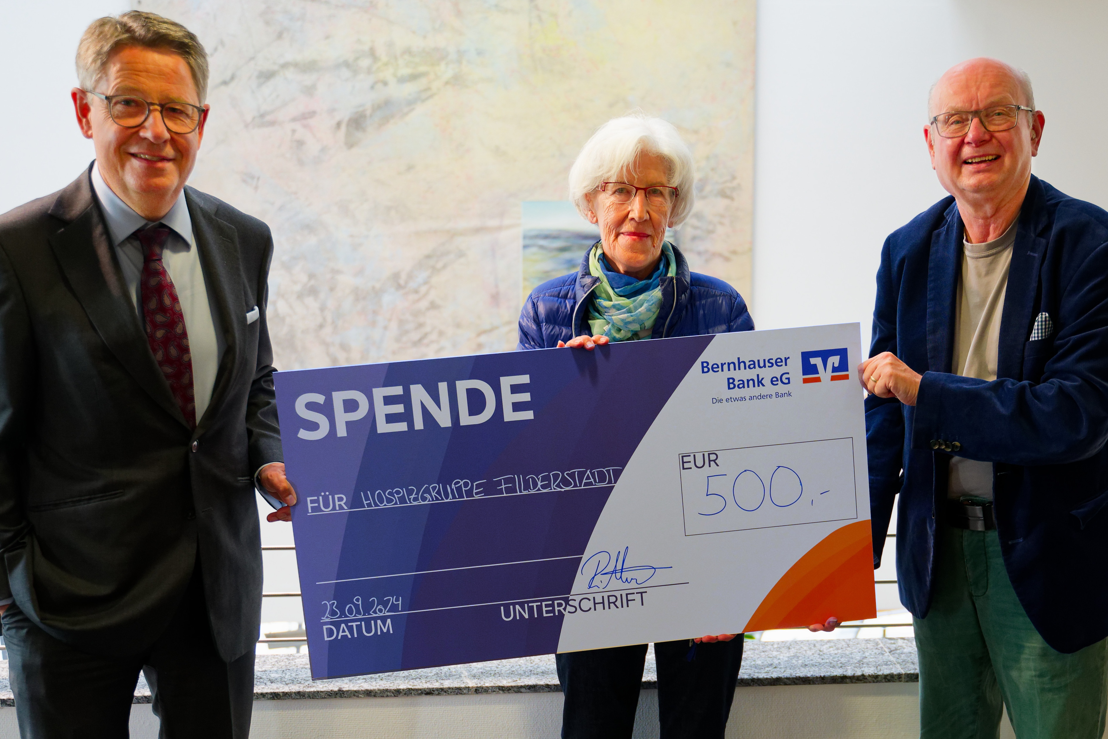 v.l. Karlheinz Pitter, Vorstandsvorsitzender der Bernhauser Bank eG., Magdalenbe Weinmann, Vorsitzende Hospizgruppe Filderstadt e.V., Norbert Leven, Vorstandssprecher TSV Bernhausen, Scheck 500 Euro, Aktion "Engel für ein Stück Glück"