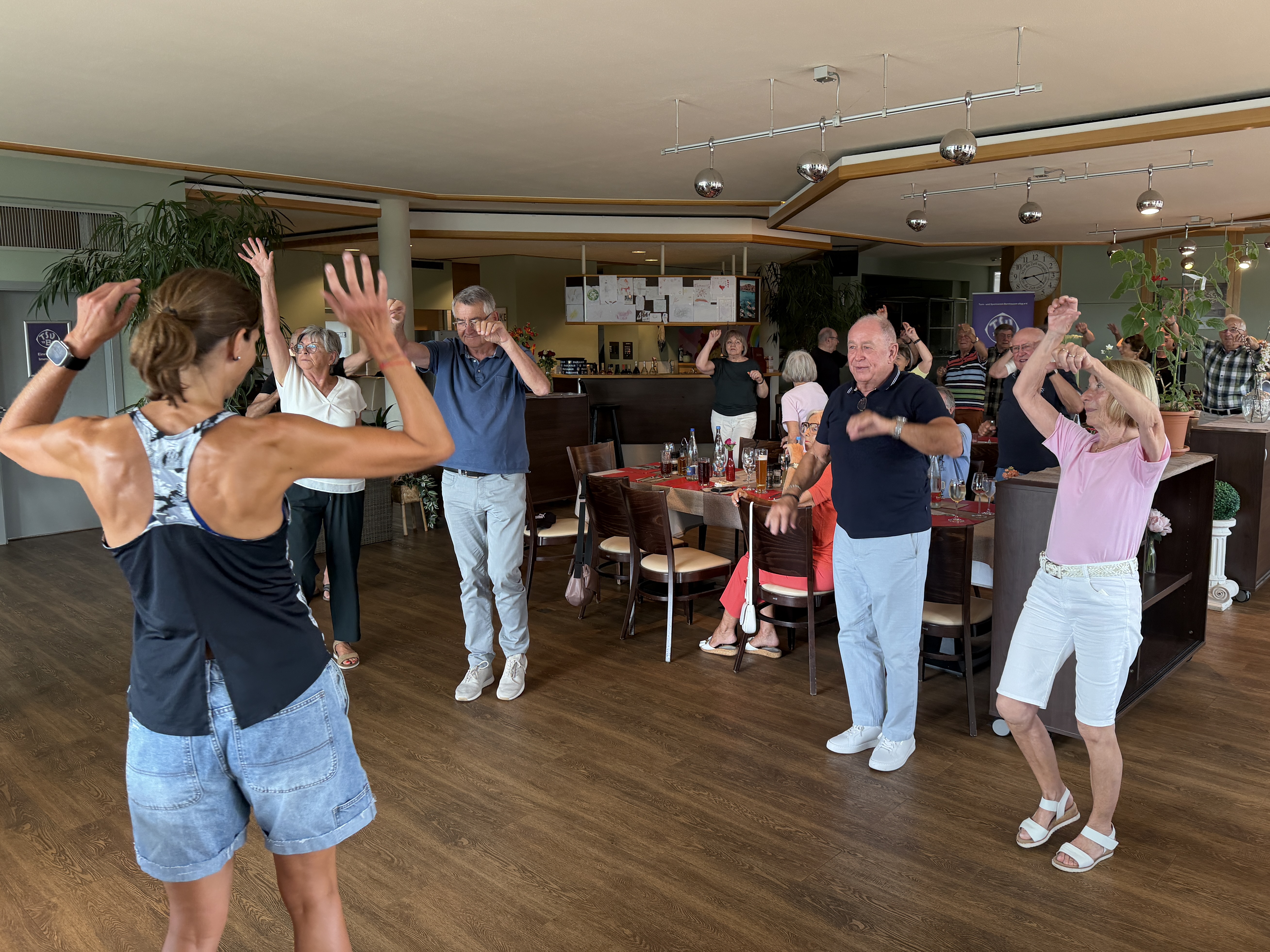 Gymnastik im Stehen oder Sitzen / Übungsleiterin Birgit Ell