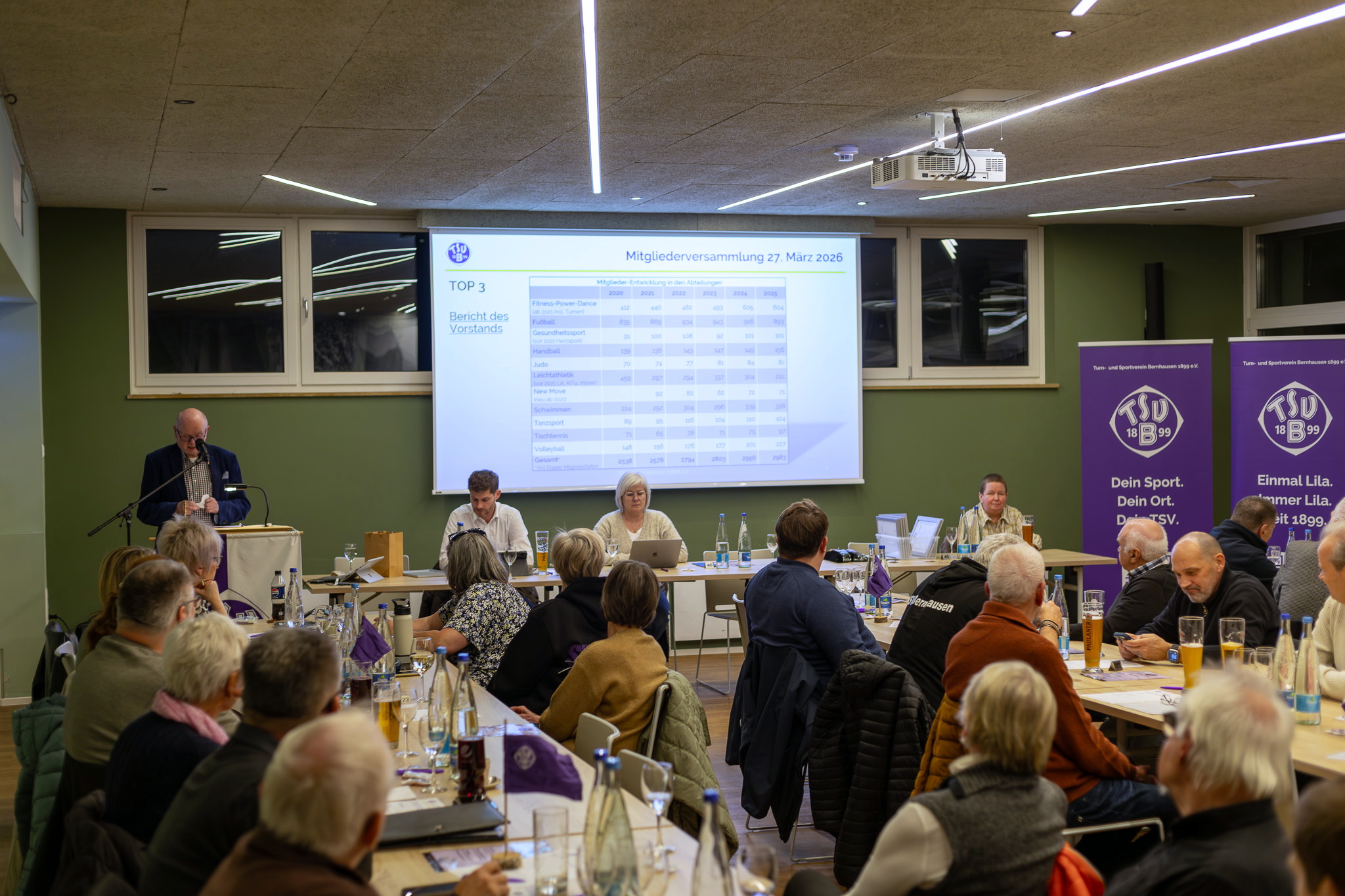 Blick in den Saal mit Präsentation im Hintergrund