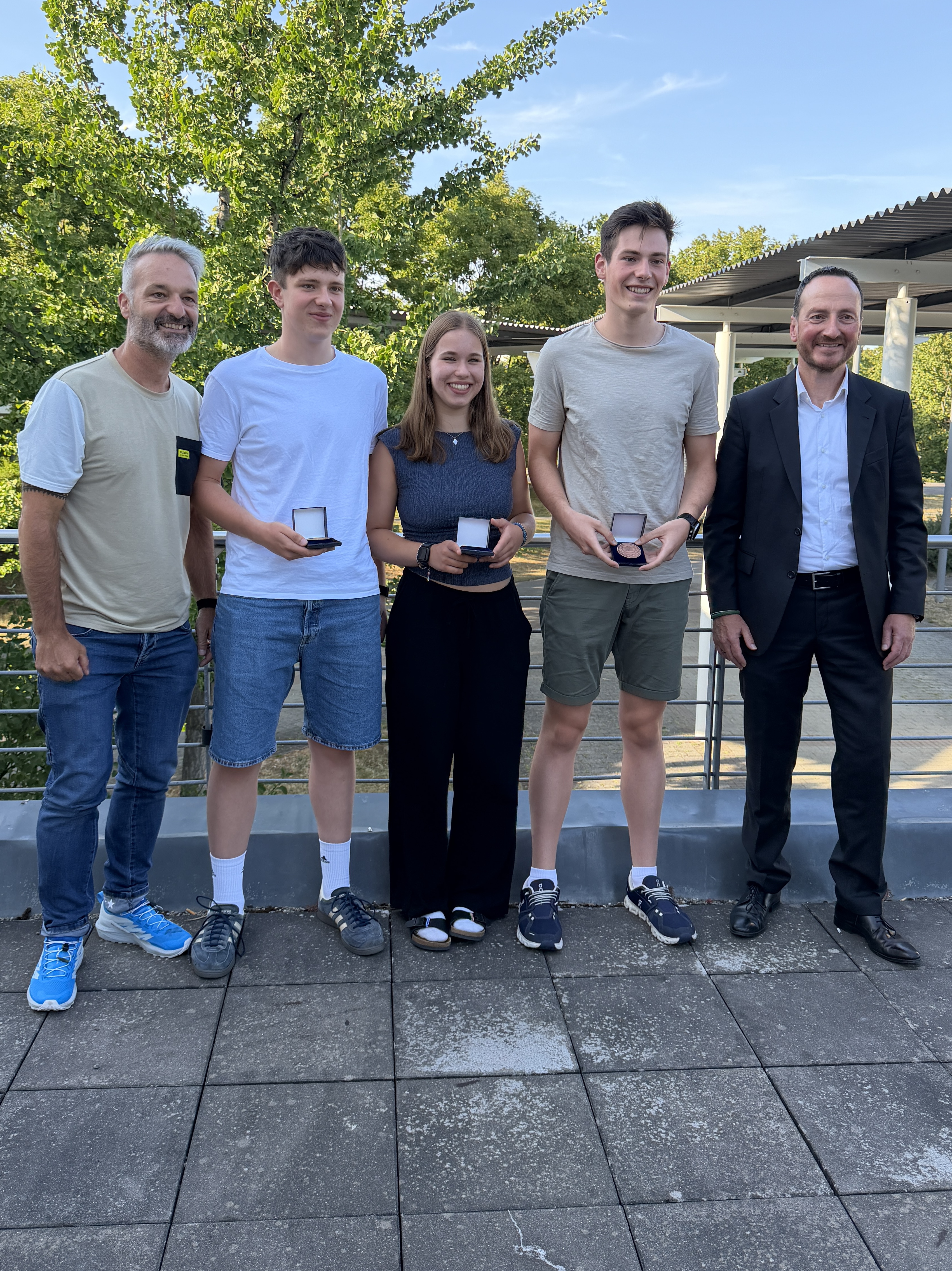 Schwimmer (v.l.): Trainer Marc Maiero, Mia Carolina Geiselhart, Matti Maiero, Kalle Maiero, OB Christoph Traub