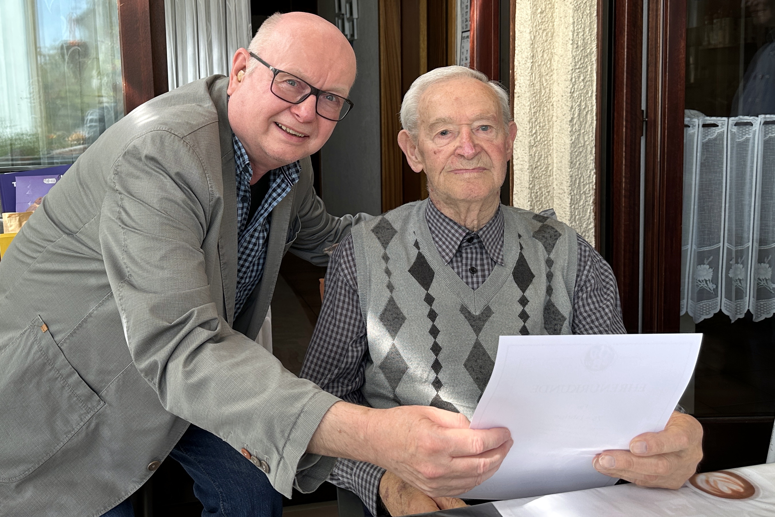 Vorstandssprecher Norbert Leven und Walter Schumacher, 75 Jahre Mitglied