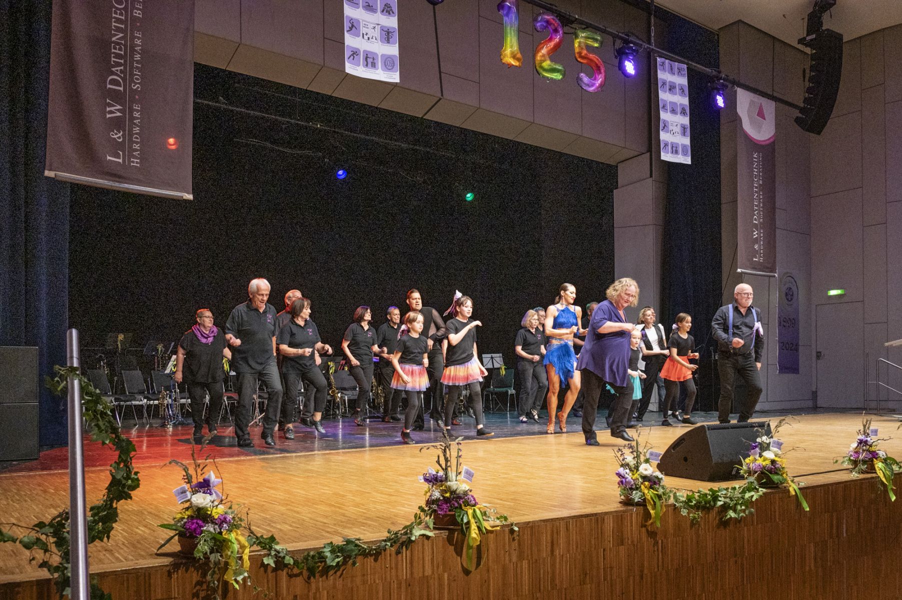  DSC2634 TSV Bernhausen 125 Jahrfeier Auftritt alle Tänzer
