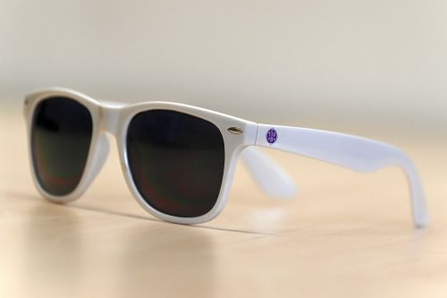 Sonnenbrille weiß mit lila TSV-Logo